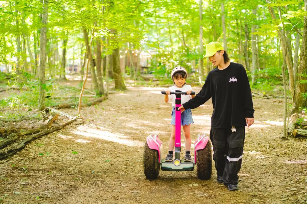 工作人员陪同的形象